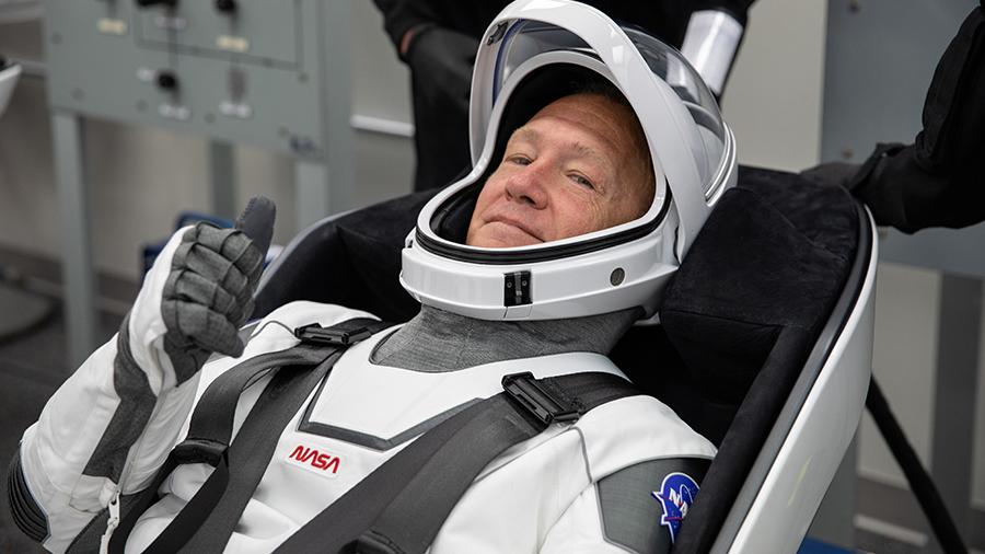 Командир Crew Dragon ударился головой при переходе на МКС