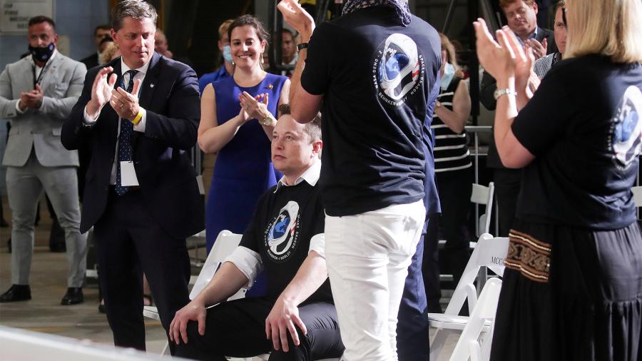 Маск по-русски ответил Рогозину на поздравления с удачным стартом