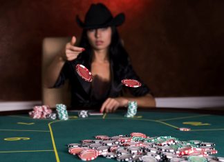 Как играть в покер с двумя дамами в стартовой руке в покерок?