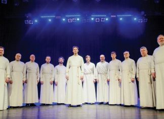 Награжденный Сталиным святой: в театре Моссовета премьера спектакля о Луке Крымском