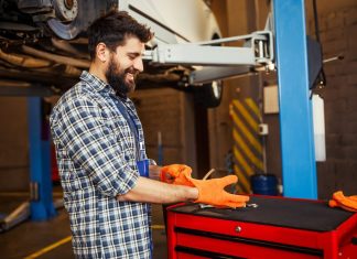 Станок для ремонта грузового автомобиля: какие особенности?