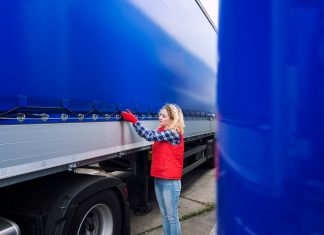 Перевозка в танк-контейнерах: Как это работает и почему это важно