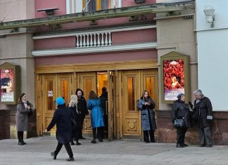 «Приходите пораньше!»: в МАМТ предлагают посетить выставку перед спектаклем