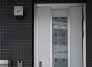 Противопожарные двери со стеклом: безопасность и стиль в одном решении