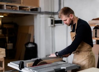 Искусство изготовления торговой и офисной мебели: создаем пространство для успеха