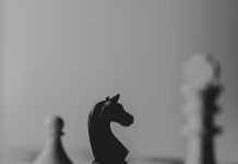 Напольные шахматы: королевская игра в человеческий рост