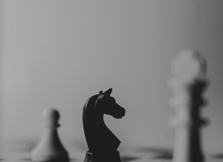 Напольные шахматы: королевская игра в человеческий рост