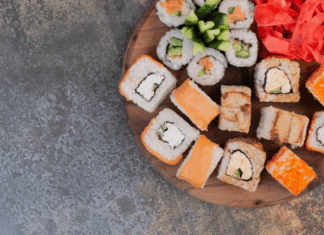 Как заказать роллы в Тюмени через службу доставки еды «Макароллыч»?